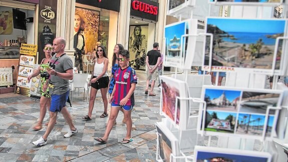 Un grupo de turistas pasean ayer por una calle del centro de Cartagena.
