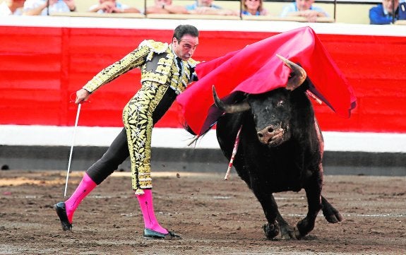 El torero Enrique Ponce, durante la faena a su primer toro, ayer, en Bilbao. 