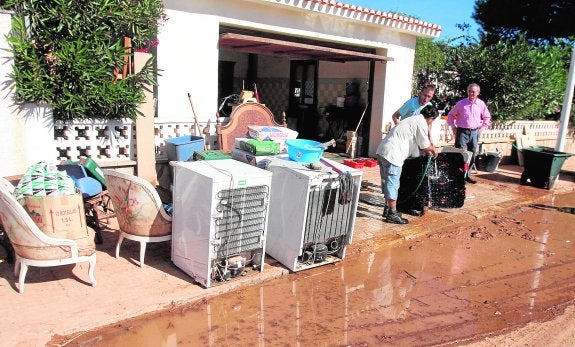 Vecinos de Mar de Cristal, con muebles y electrodomésticos a las puertas de sus casas, tras las inundaciones en noviembre de 2013. 