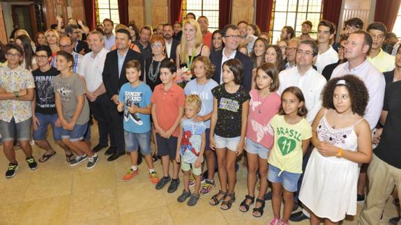 Gil, en el centro de la imagen, con el alcalde a la derecha, durante el acto.