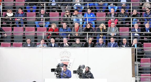 Cámaras de la televisión regional en el último derbi televisado, el de la pasada Liga. :: f. manzanera
