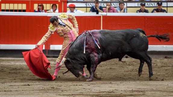 Mora, durante la faena a su primero.