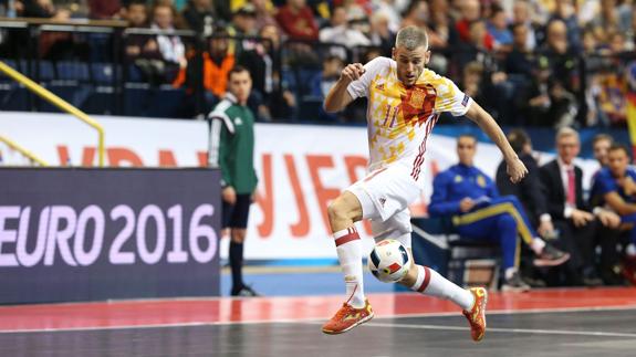 Miguelín controla un balón en un encuentro con la selección española el pasado mes de febrero. 