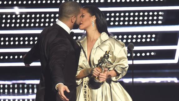 Rihanna pone la mejilla a Drake.