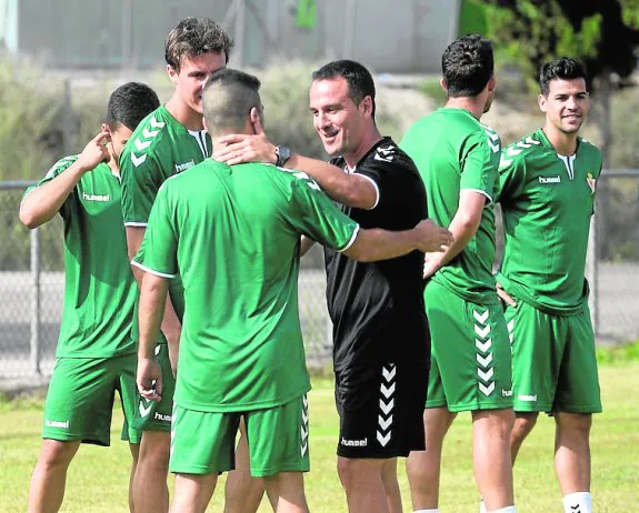 Paco García, con sus jugadores, en Cobatillas. 