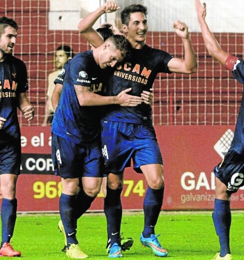 Iván Aguilar y Pallarés celebran un gol del UCAM, la pasada temporada. 