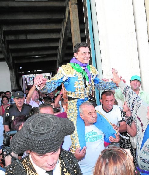 Paco Ureña sacado a hombros de la plaza de Toros de Valencia. 