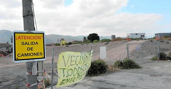 Casetas de obra en el cruce de la carretera de Tiñosa con el ferrocarril, cerca de Los Dolores, donde ayer no había actividad.