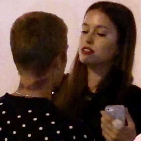 Justin Bieber cazado por los paparazzi en Los Ángeles con su misteriosa acompañante. 