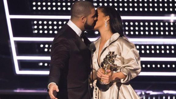 Rihanna se hace un tatuaje por Drake