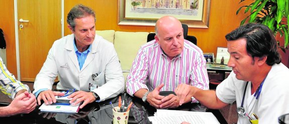 El director gerente del SMS, Francisco Agulló, y el director del hospital, Juan Antonio Marqués, escuchan al jefe de la UCI, Rubén Jara, durante una reunión en julio para abordar la ampliación del servicio.