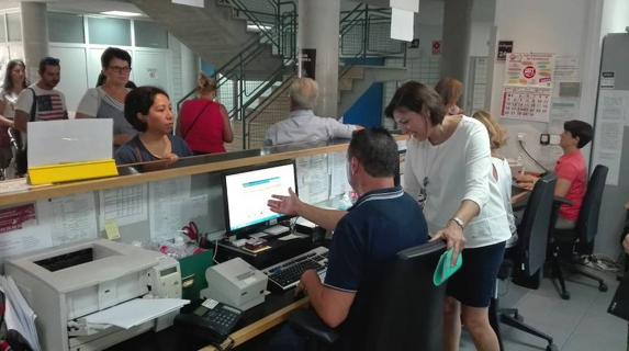 Encarna Guillén visita, este lunes, el centro de salud Barrio del Carmen. 