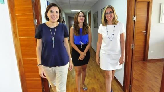 Encarna Guillén, Manuela Marín y Sheila Templado, en la reunión mantenida este martes. 