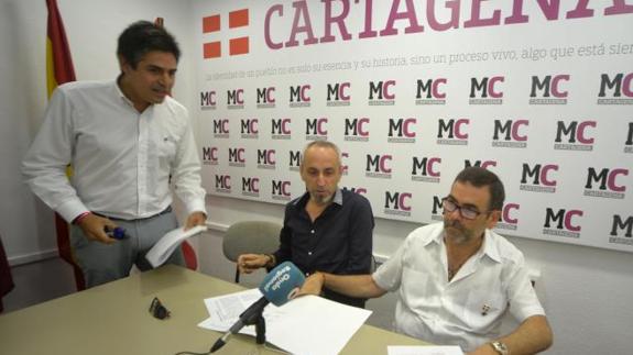 Jesús Giménez Gallo, de pie, en la rueda de prensa de este martes. 