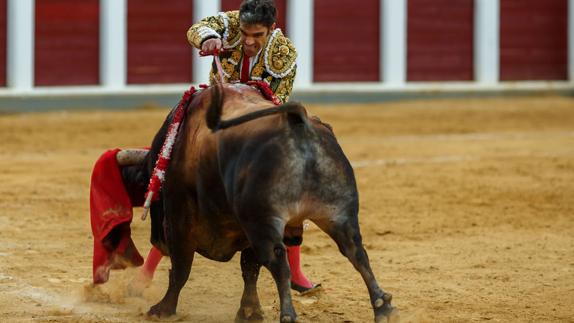 José Tomás, entrando a matar en Valladolid.