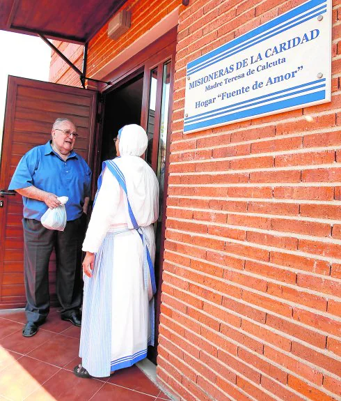 El padre Tomás charla con la superiora de las misioneras de la Caridad a la puerta de su casa de acogida en Murcia.