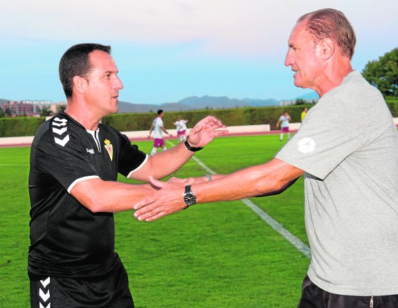 Paco García y Pichi Lucas se saludan.