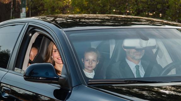 Los Reyes y sus hijas a la entrada al colegio