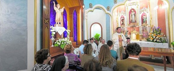 La capilla restaurada, durante la misa que incluyó su inauguración.