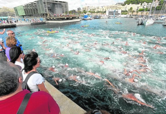 Centenares de nadadores, el año pasado, durante la tradicional Travesía a Nado por el puerto de Cartagena en plenas fiestas de Carthagineses y Romanos. 