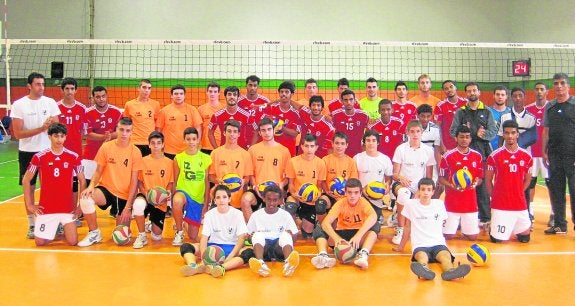 Visita del Al Jazira Volley de Abu Dhabi al Voleadores Cieza. 