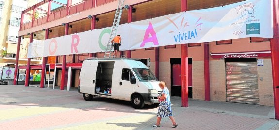 Una de las grandes pancartas que la Concejalía de Festejos está colocando en distintos lugares del centro. 