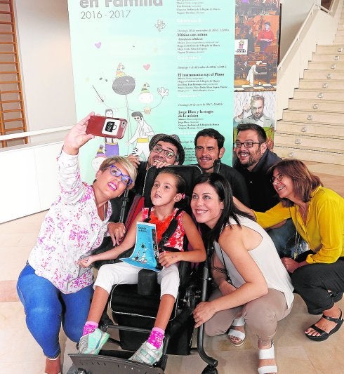 Noelia Arroyo, Virginia Martínez, Marta López-Briones y varios colaboradores del ciclo posan para un selfi con la niña Ainara, ayer, durante la presentación de los conciertos. 