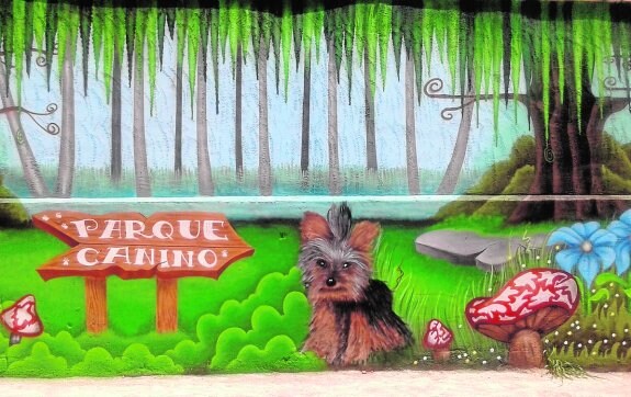 Parte del mural de 26 metros pintado por el grafitero Félix M. de la Paz para el parque canino de Puente Tocinos.