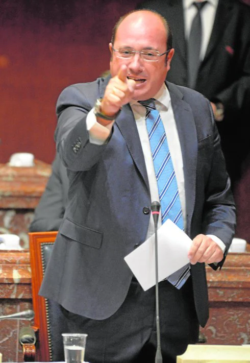Pedro Antonio Sánchez señala con el dedo a Urralburu durante su contestación.