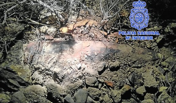 El artefacto, semienterrado, tal como fue encontrado.