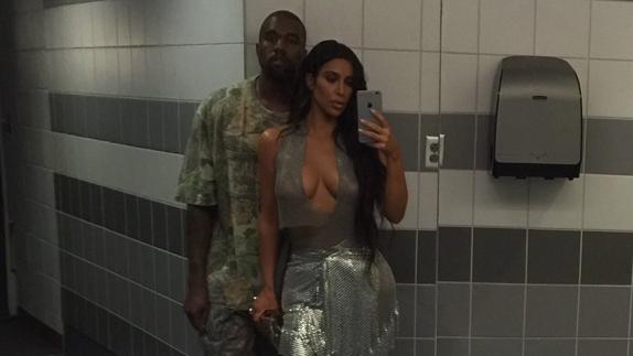 Kim Kardashian se hace un selfie con su marido en un baño.