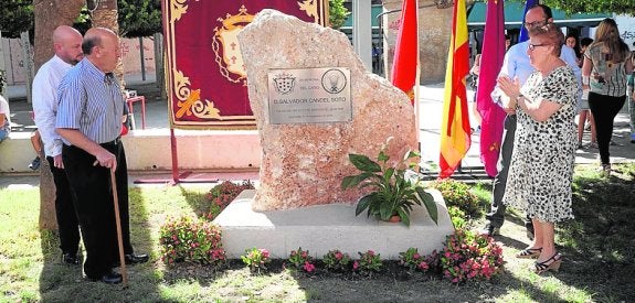 Familiares de Salvador Candel Soto, ayer, ante el monolito. 