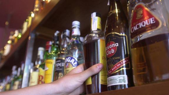 El escaparate de una tienda de bebidas alcohólicas. 