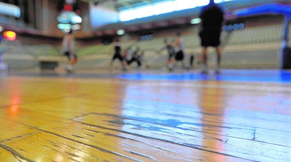 Estado que presenta el parqué del Palacio de los Deportes de Murcia, en una imagen tomada ayer. 