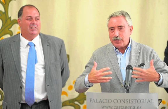 Luis Navarro, director general de SPAR, interviene durante el acto de presentación del nuevo patrocinador del Cartagena FS, con su vicepresidente, Carlos Cabezos, detrás. 