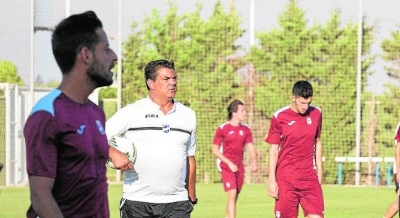 Julio Algar, en el Pinatar Arena, en su primera sesión como entrenador del Lorca. 