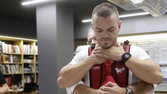Un monitor enseña las maniobras básicas de reanimación.  