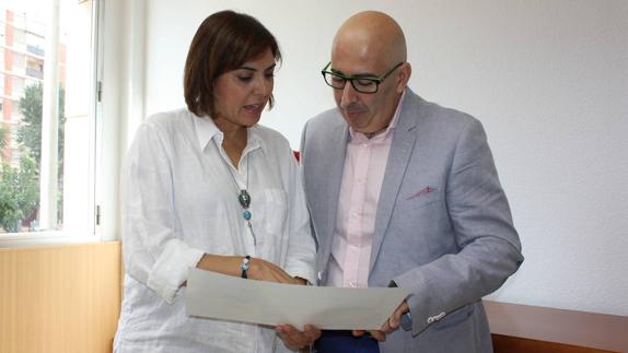 Encarna Guillén se reúne con el representante de la Asociación Española de Leucemia Mieloide Crónica. 