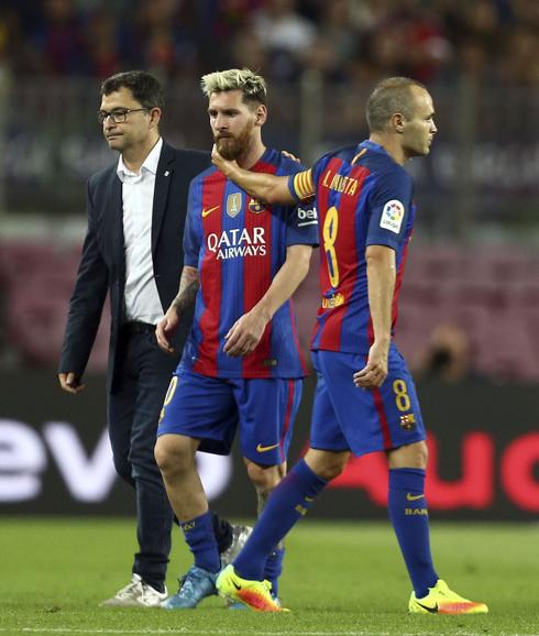 El delantero argentino del F. C. Barcelona, Leo Messi , abandona el terreno de juego lesionado ante el saludo de su compañero