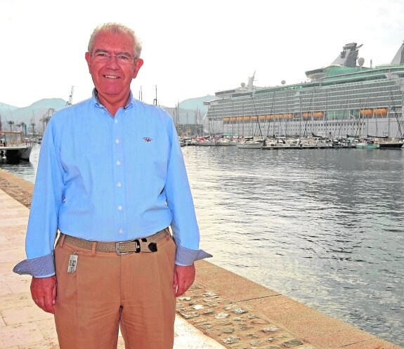 José Pedro Vindel, en el cantil del puerto de Cartagena y de fondo uno de los cruceros llegados esta semana. 