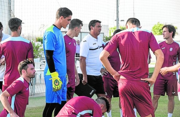 Julio Algar, rodeado por sus jugadores. 