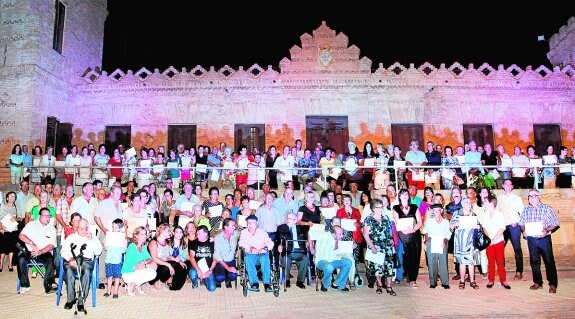 Trabajadores, jubilados y familiares de antiguos trabajadores de las Salinas posaron en grupo. 