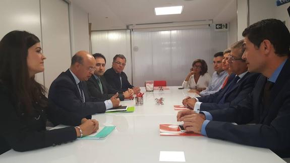 Andrés Carrillo se reúne con la directiva del Colegio de Economistas de la Región. 