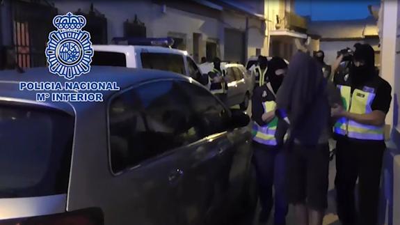 La Policía Nacional detiene al colaborador residente en Murcia, durante la operación.