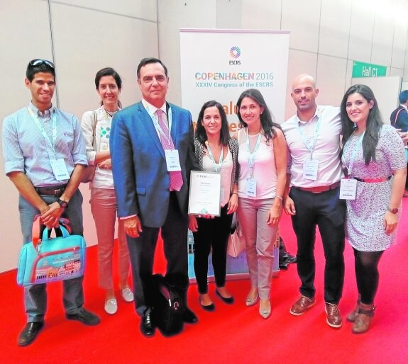 El doctor Paz, Isabel Rodríguez, el profesor Miguel A. Teus, las doctoras Drake y García y los optometristas
Alberto Rodero y Beatriz Gargallo, en el congreso de Copenhague.
