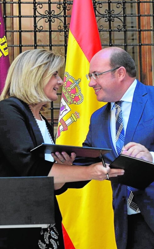 Fátima Báñez y Pedro Antonio Sánchez, tras firmar el convenio.