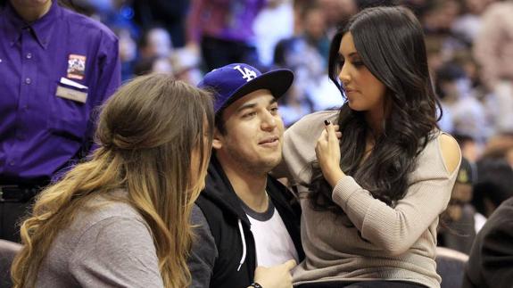 Khloe, Rob y Kim Kardashian asisten a un partido de baloncesto en Los Angeles. 