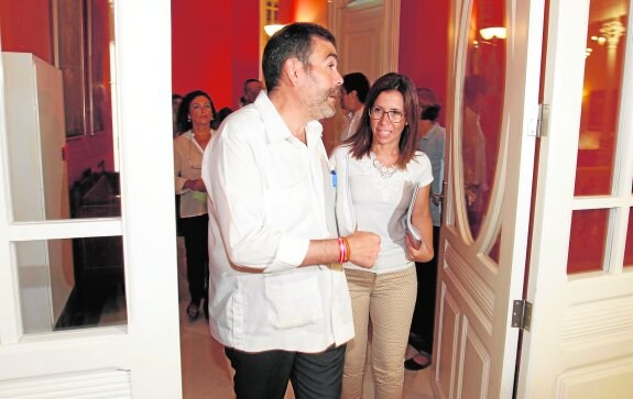 José López y Ana Belén Castejón, en el Palacio Consistorial poco antes del Pleno celebrado el pasado día 8. 