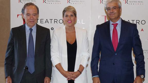 Gregorio Marañón, presidente del Teatro Real, Noelia Arroyo, consejera de cultura de la Región de Murcia, e Ignacio García-Belenguer, director general del Teatro Real. 
