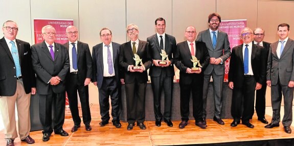 Los premiados con el consejero de Desarrollo Económico, Juan Hernández, y el rector de la UMU, José Orihuela